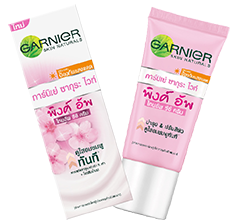 ผลิตภัณฑ์ของการ์นิเย่ ซากุระ ไวท์ โทนอัพ ซีซีครีม แบบหลอดและกล่อง พื้นหลังดอกซากุระ ซูมใกล้